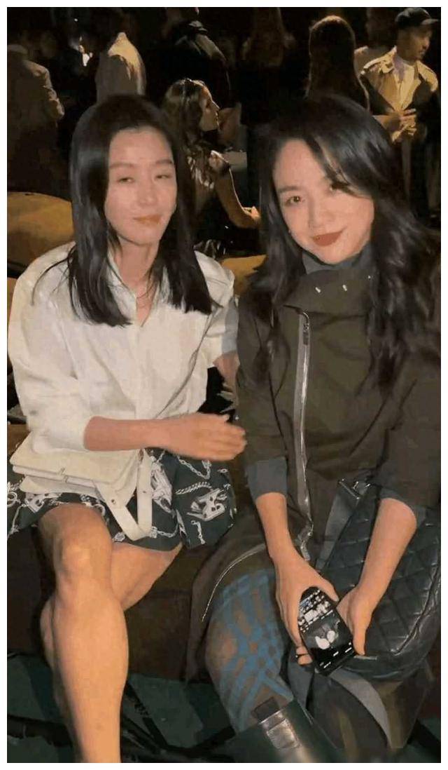 原创42岁孙艺珍罕见现身穿镂空上衣搭配高跟鞋身姿婀娜动人