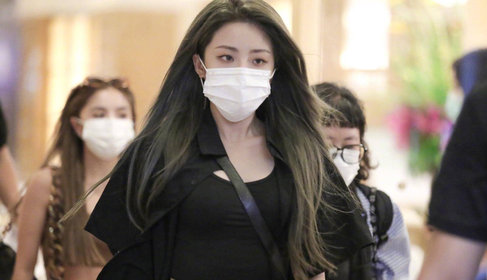 原创喻言是端水大师穿黑色露脐装特种兵人设上线脐钉疤痕太抢眼