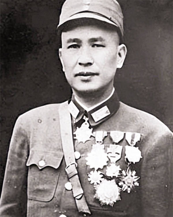 1945年8月15日,白崇禧将军站在重庆的街头,看着人们欢呼庆祝的场景,他