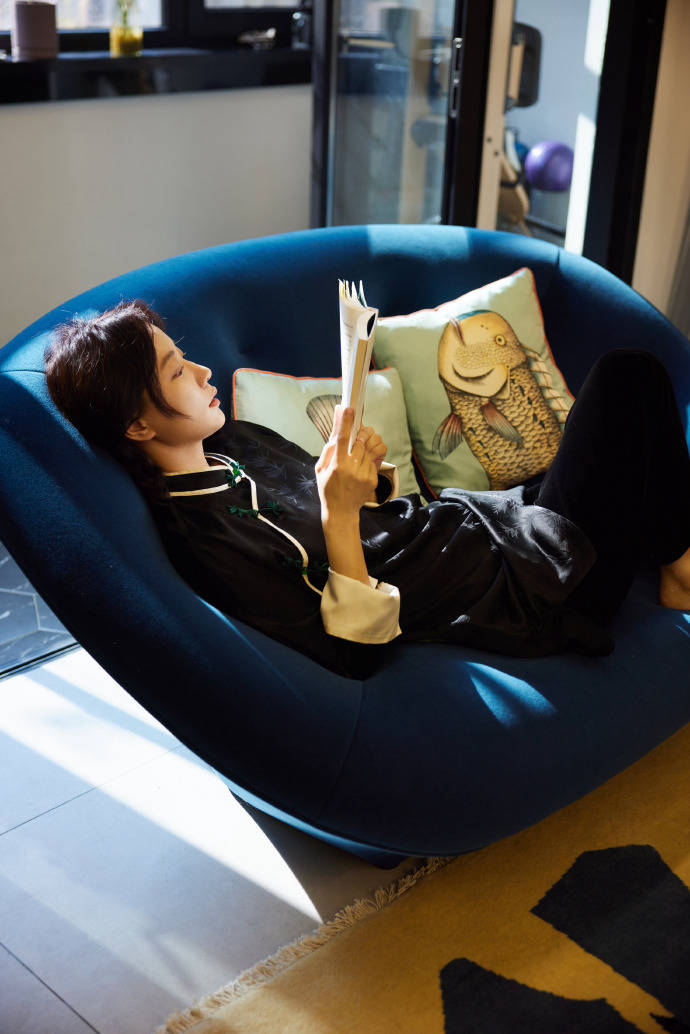 原创王珞丹晒独居生活调侃像老年人一样给花浇水看书写字弹琴