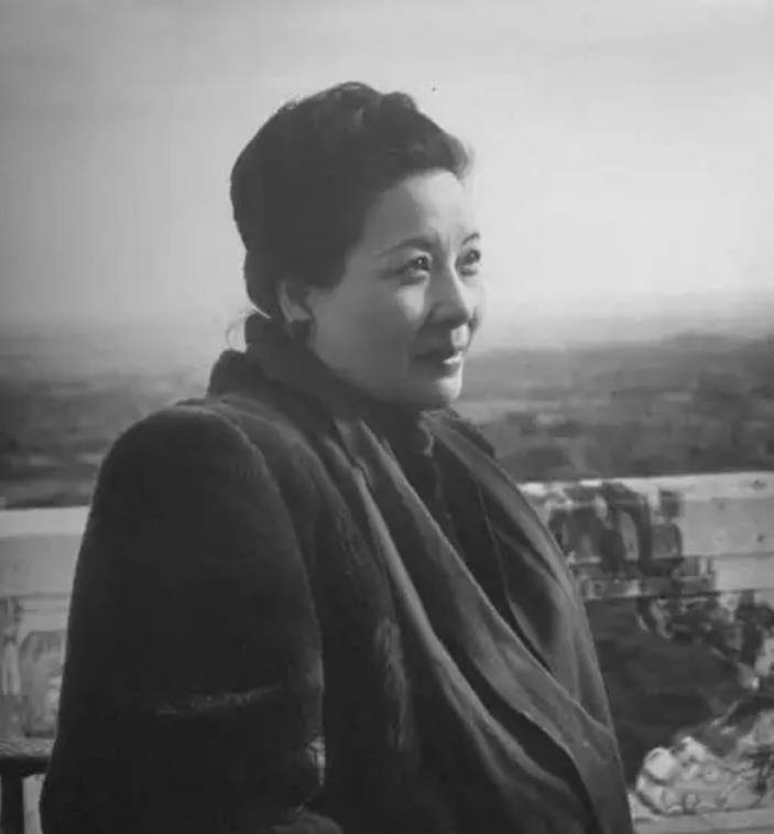 原创1994年孔令伟遗体运往美国牧师祈祷时宋美龄掩面哭泣悲痛不已