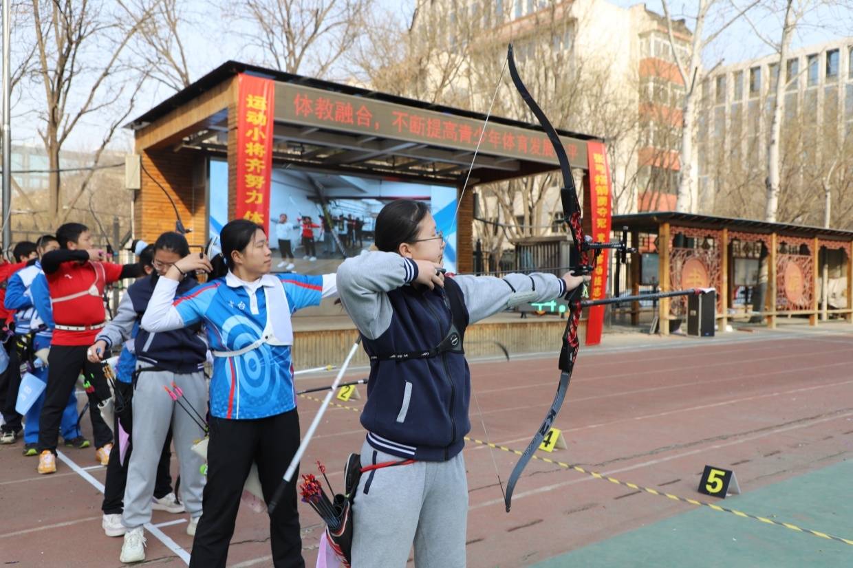 搭箭开弓瞄准脱弦北京丰台举办首届青少年射箭比赛
