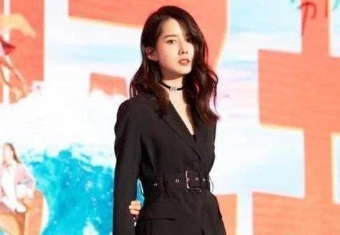 原创新喜剧之王女二号就凭她这双腿至少在娱乐圈混口饭不难她是谁呢