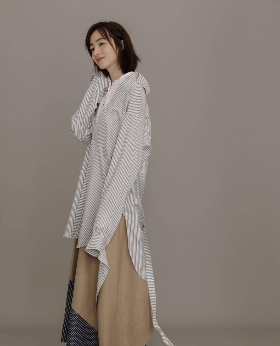 原创胡冰卿为出圈真的拼了大领口加上高时尚让人看了心跳加快