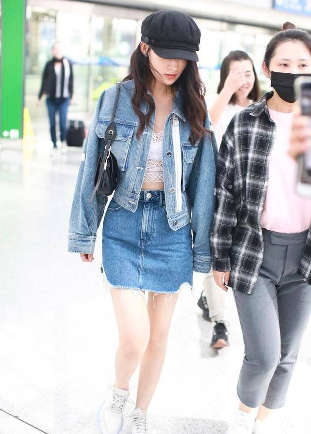 李沁一身牛仔走机场蕾丝吊带配短裙让人看了移不开眼