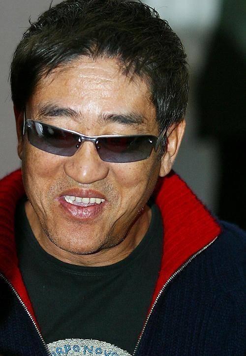 20年过去了说要帮柯受良养妻儿的刘德华曾志伟履行承诺了吗