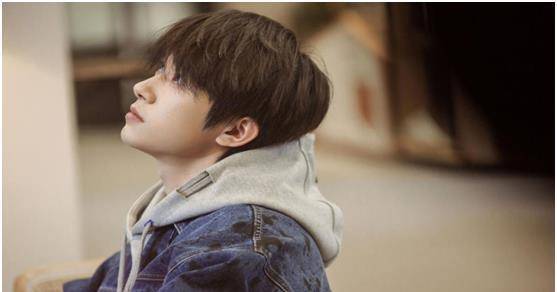 还给自己起了个可爱的头衔"易小名",千玺称自己在面对出镜中未知的