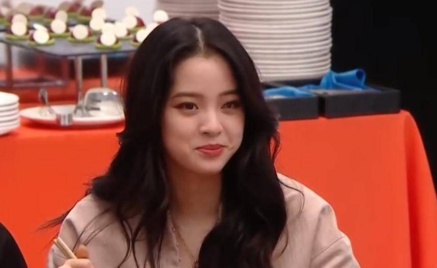 很明显,欧阳娜娜娜生图比精修图还要胖一些,但回头想想哦,欧阳娜娜爱