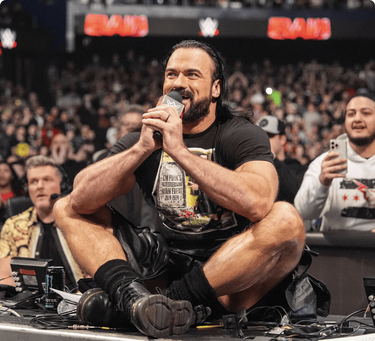 巨石强森暴揍科迪鲜血涂抹腰带朋克现身擂台德鲁惨遭断头脚