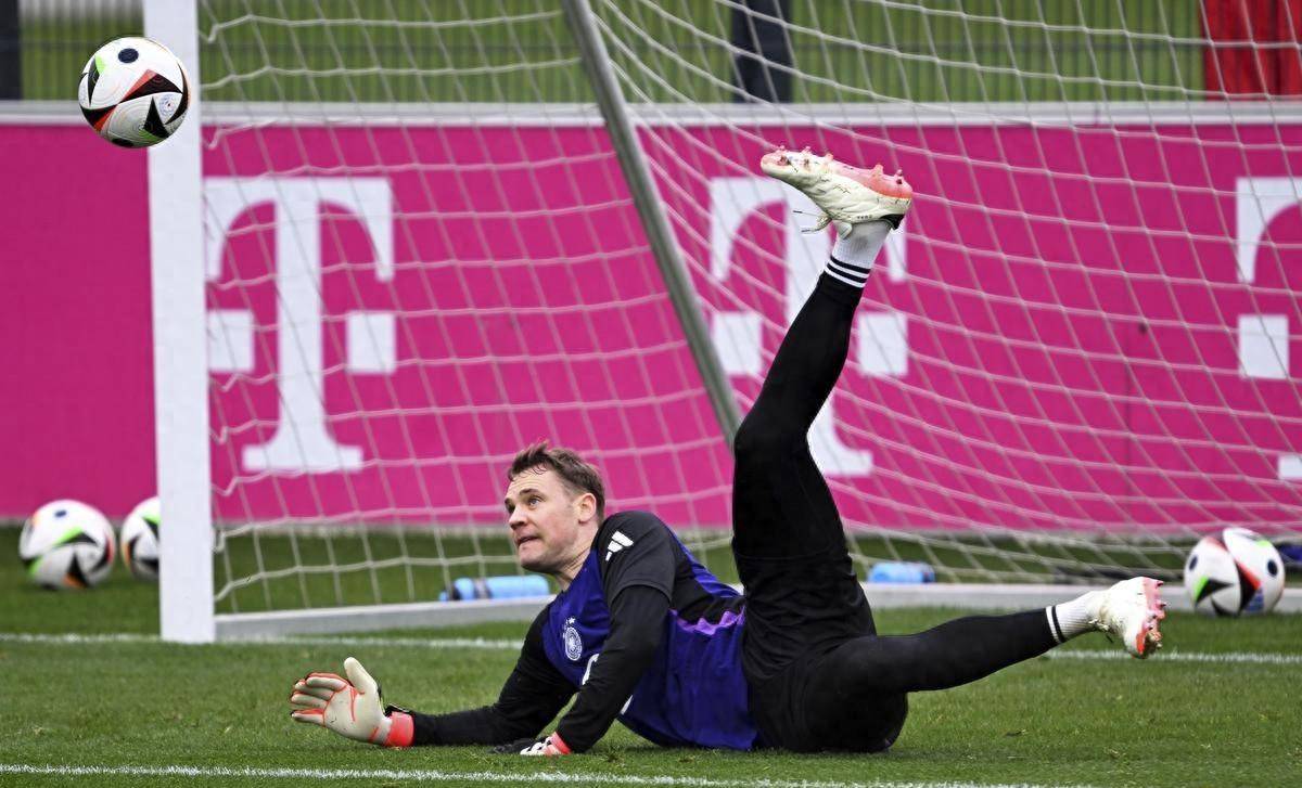 "在国外地方队的训练中,诺伊尔左脚内收肌肌肉纤维撕裂,国外足总已经