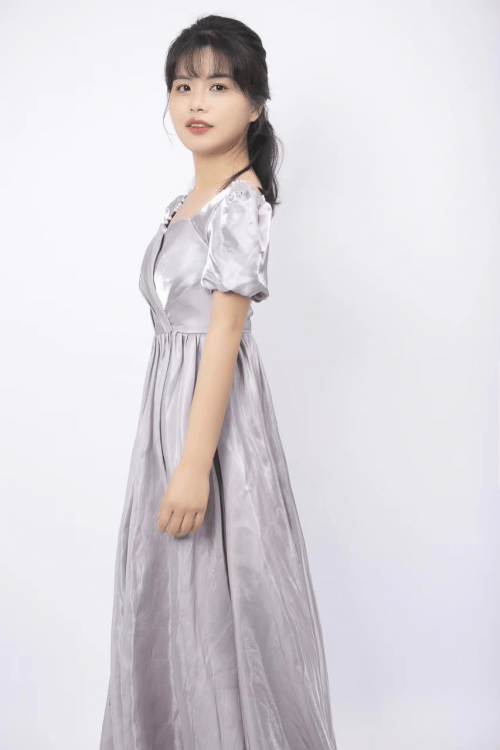 模特杨燕敢于突破自己签约新挑战