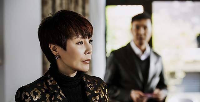 比如当初很火的达康书记的老婆欧阳行长,就被质疑是整容失败的一个