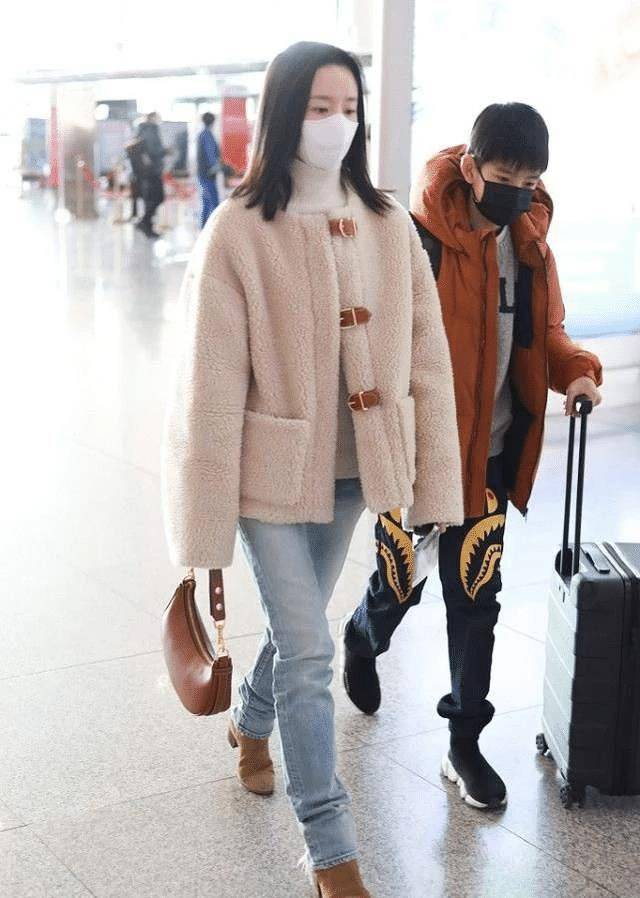 原创董洁真懂时髦穿搭牛仔风衣叠穿衬衫洋气减龄年轻10岁