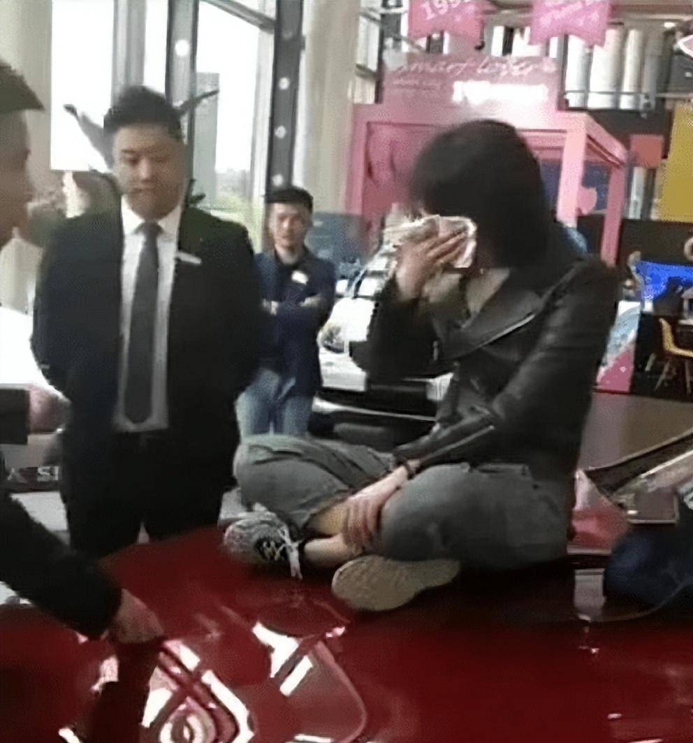 2019年奔驰女车主维权:打疼奔驰,却被曝出欠下575万难以偿还_搜狐汽车