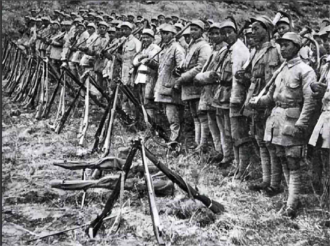 原创二野军政委回乡得知发妻被族长卖掉后找到买主给了他100大洋