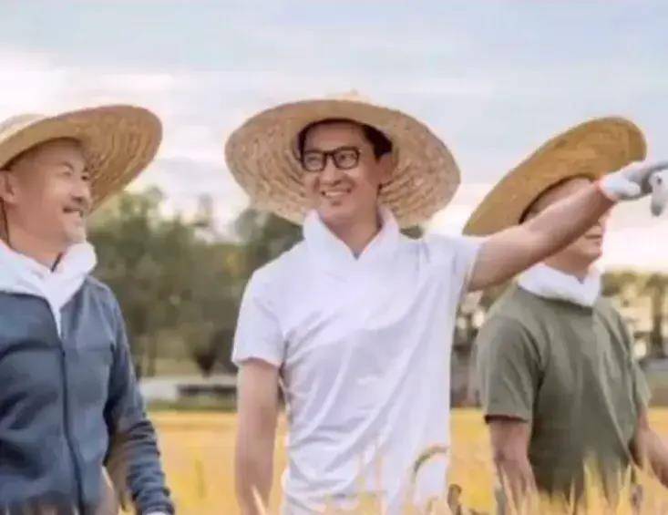 这几年,在远离荧幕之后,周杰选择了种大米和话剧舞台,作为优秀的演员