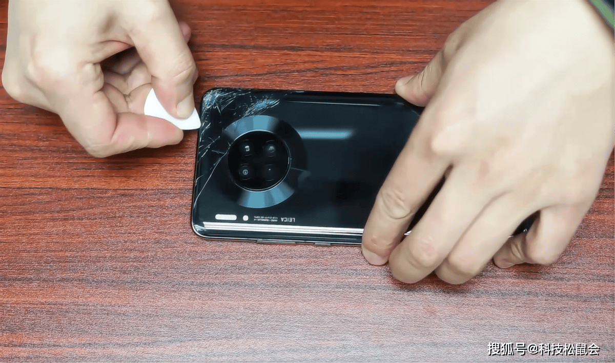 我们先把华为mate30手机关机,然后热风枪加热手机边框,也可以用电风吹