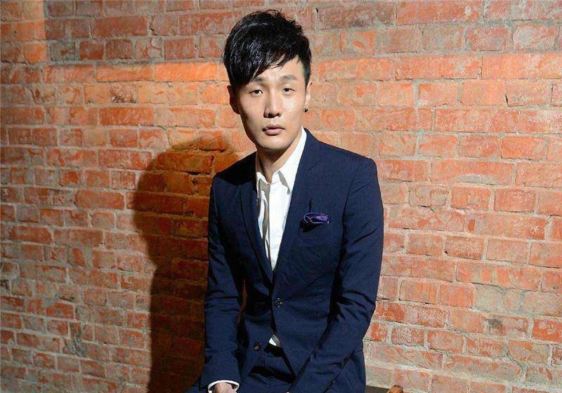 杨丞琳发李荣浩与柴犬的对比照粘贴复制的表情堪称狗界李荣浩