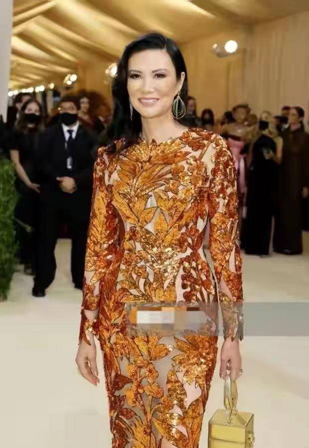 原创邓文迪怎么突然老了法令纹严重苹果肌下垂穿凉鞋脚挤变形