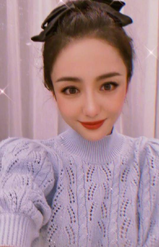 原创佟丽娅晒慵懒风自拍皮肤美得像十七岁拍照角度一秒回现实