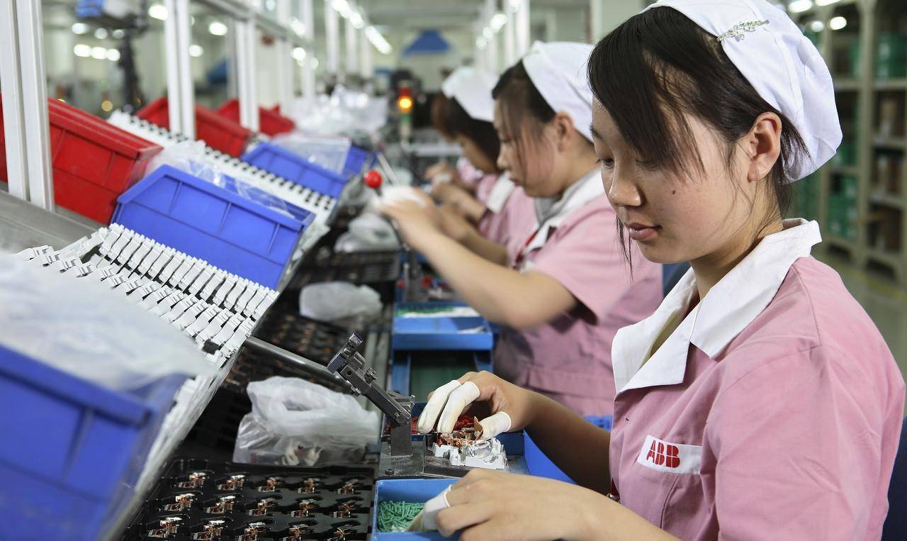 原创直击工厂流水线上年轻的农村女孩没有诗和远方只想好好地活着