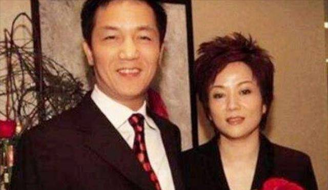 原创上海首富周正毅蹲监狱嫌热自费装空调入狱16年躺赚30亿