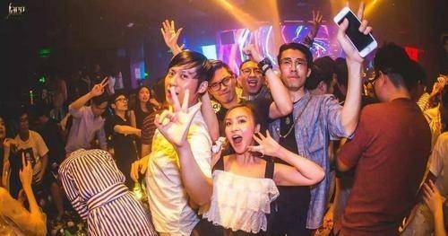 而且小颜又是以私人名义进行的组局,也花不到老板