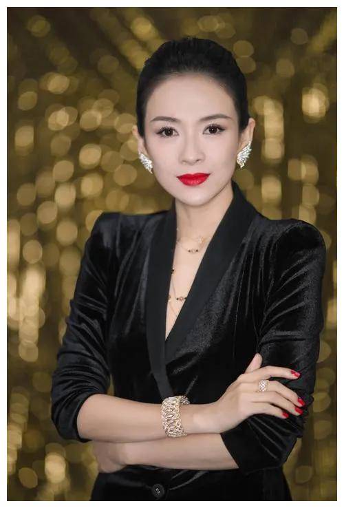 章子怡亲手唤醒女儿,引发内心深处的忏悔,这一瞬间意义非凡.