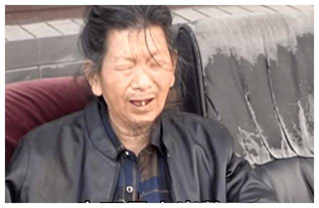 原创扮演武大郎街头痛哭一落千丈绝望之情