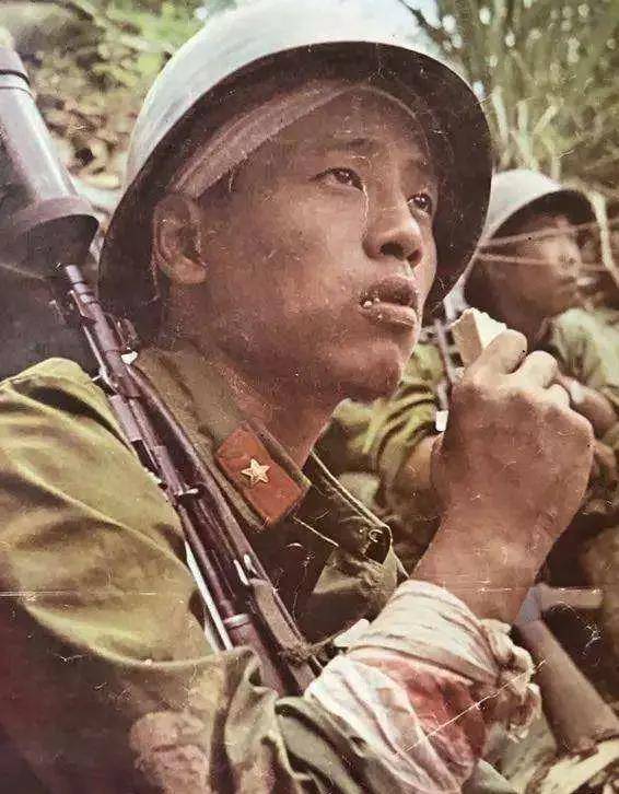 战士王高银吃饭时留下一个充满杀气的眼神随后毙敌15人