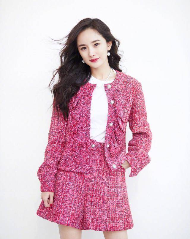 原创聪明女人都不穿一身黑了2020年最显白的4个颜色太显气质了