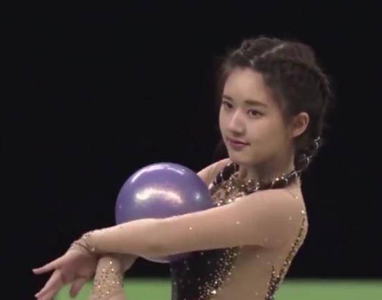 原创赵露思表演体操舞当看到她的拉筋动作以为自己没男粉