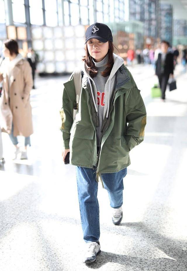 原创董洁真是扮嫩的高手运动大衣配棒球帽素颜看着都不像四十岁