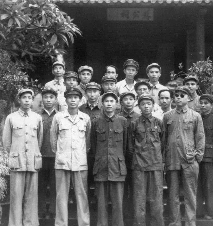 前排左起:张池明(时任43军政委),冯白驹,邓华,韩先楚,李作鹏.