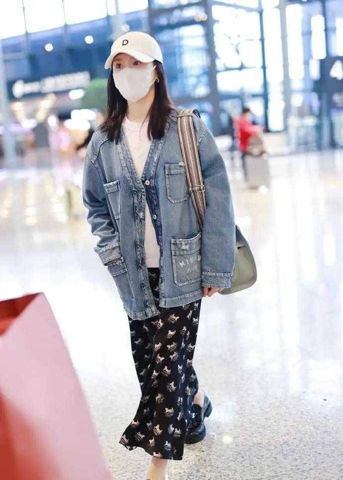 董洁真懂少女打扮牛仔外套配半身裙减龄又洋气哪像老阿姨