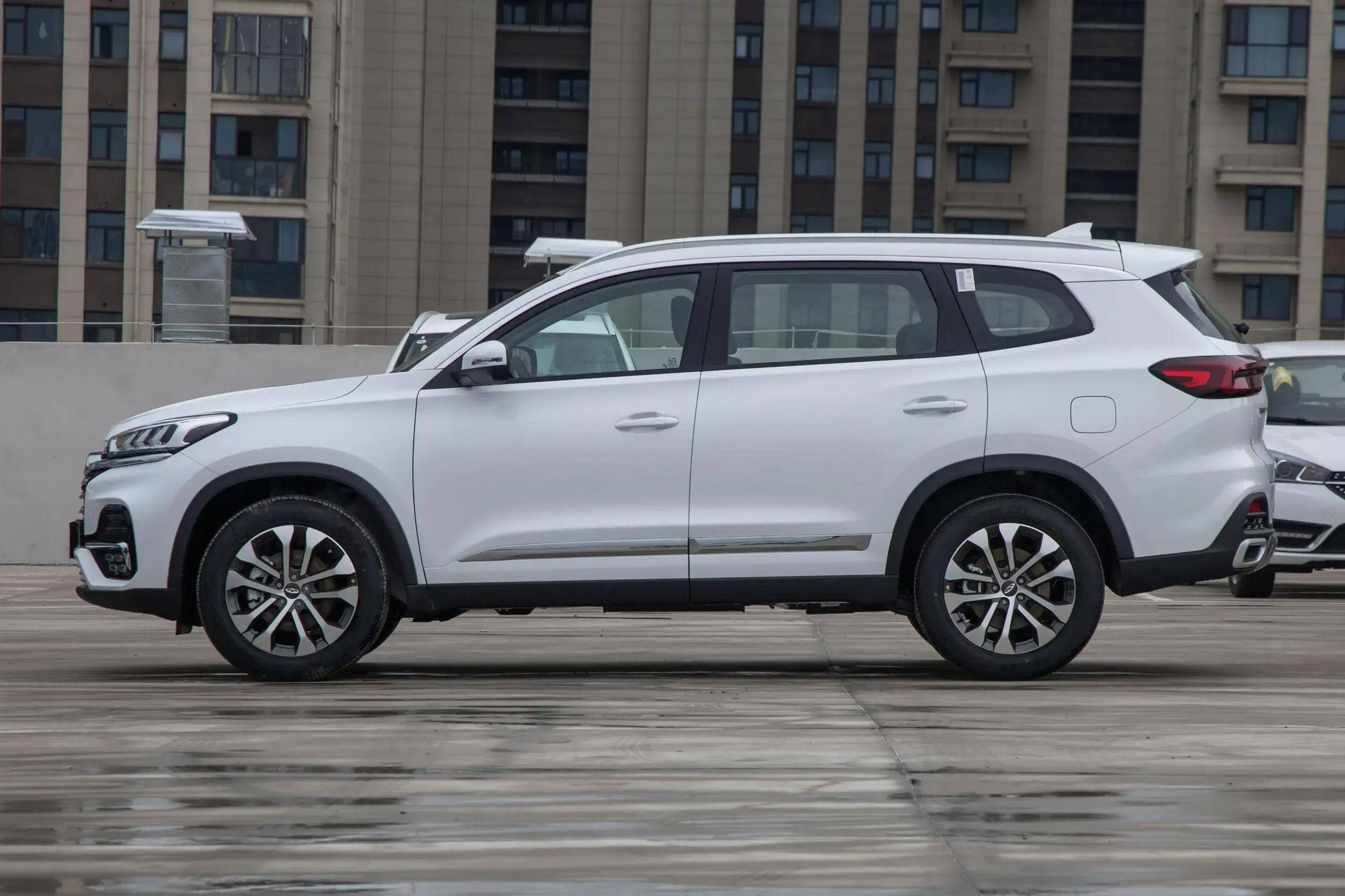 从侧面看,车子的轮圈规格为235/55 r18,轮胎和车身尺寸搭配在一起