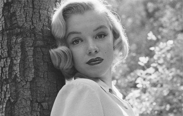 甚至她的死因直到44年之后才被fbi给公开,而纵观她的人生简介,也不难