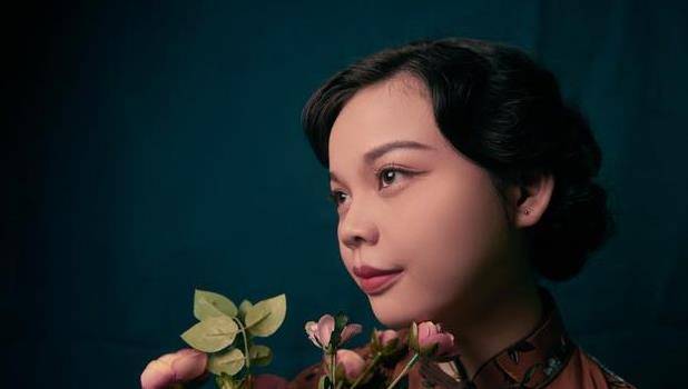 1938年施济美就已经开始文学创造,后来在上海出版过《凤仪园》,《鬼月