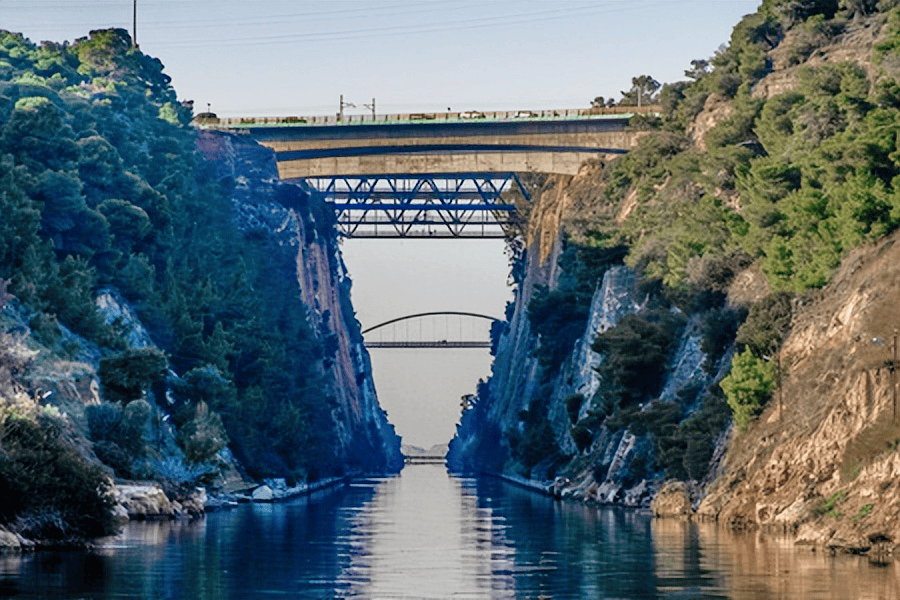 因此,经历了数百年的建设,科林斯运河仍然面临着巨大的经济压力和亏损
