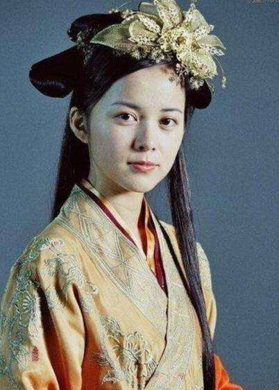 里面的小仙女曾经是多少人心中的白月光,这个角色是由柏雪扮演的,当时