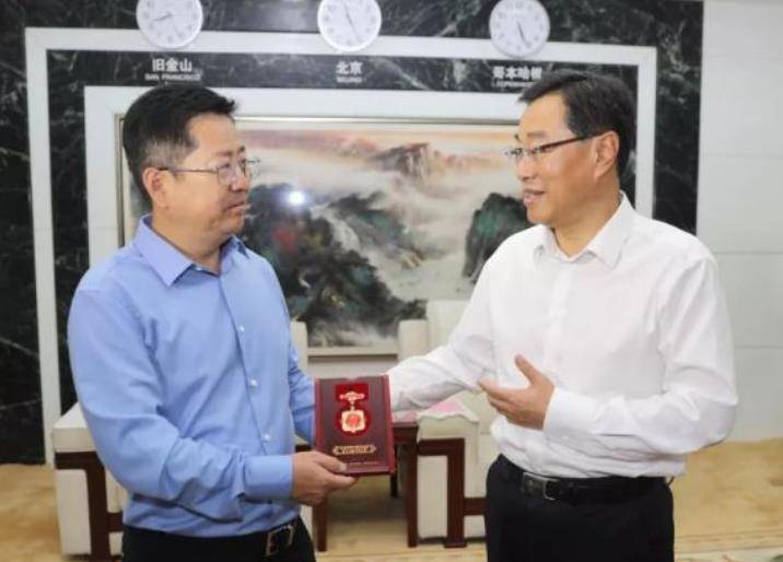 曾经的"逃课生"成山东首富,2年时间,他实现10亿到100亿的飞跃_姜滨