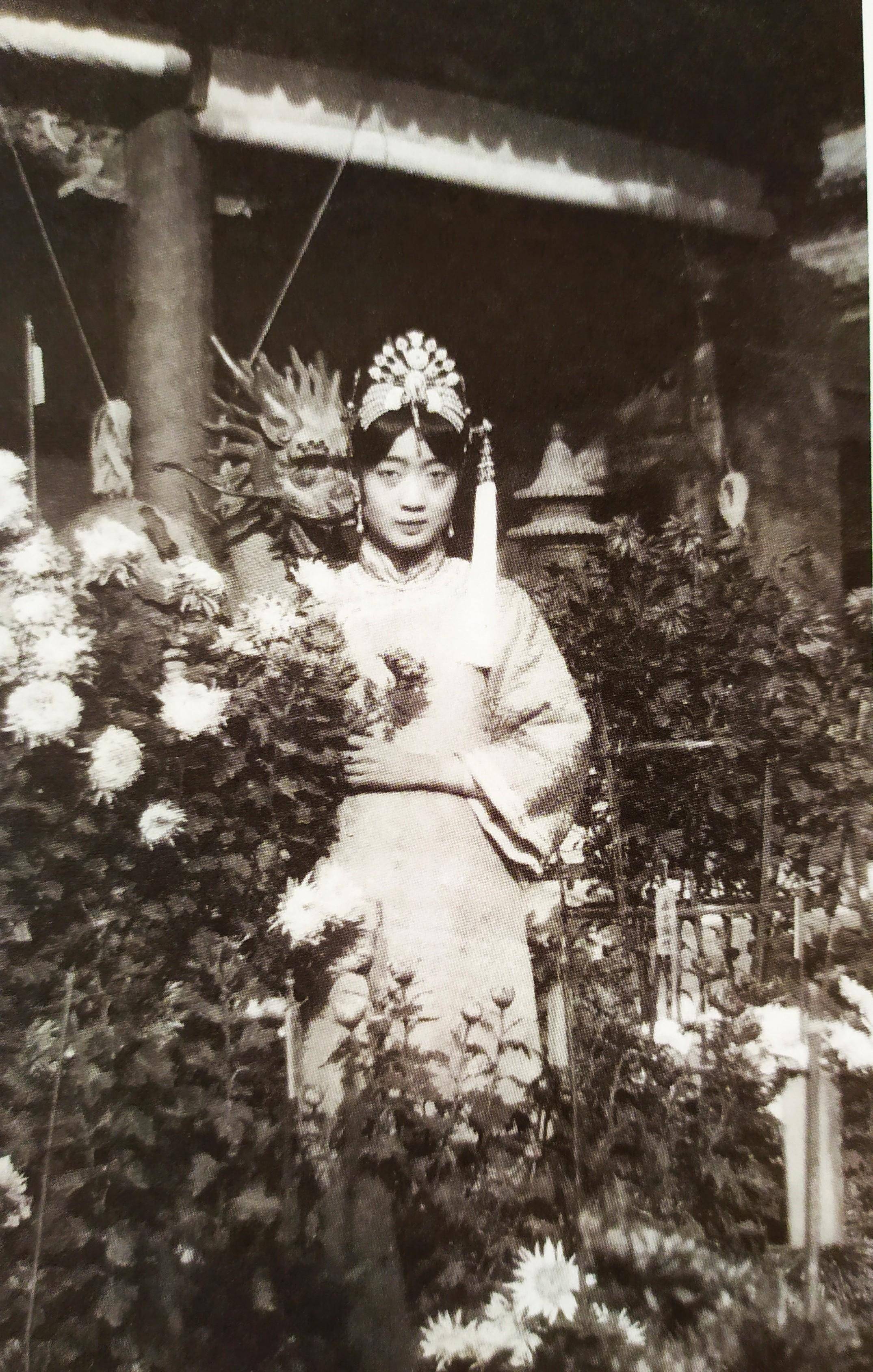 末代皇后婉容:吸食鸦片牙齿烂光,双腿无法动弹,私生子被扔锅炉_溥仪