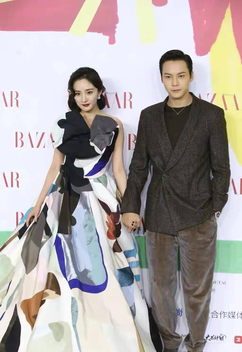 这次最惊艳的造型还属杨幂的造型了吧,与赵又廷牵手现身,简直太般配了