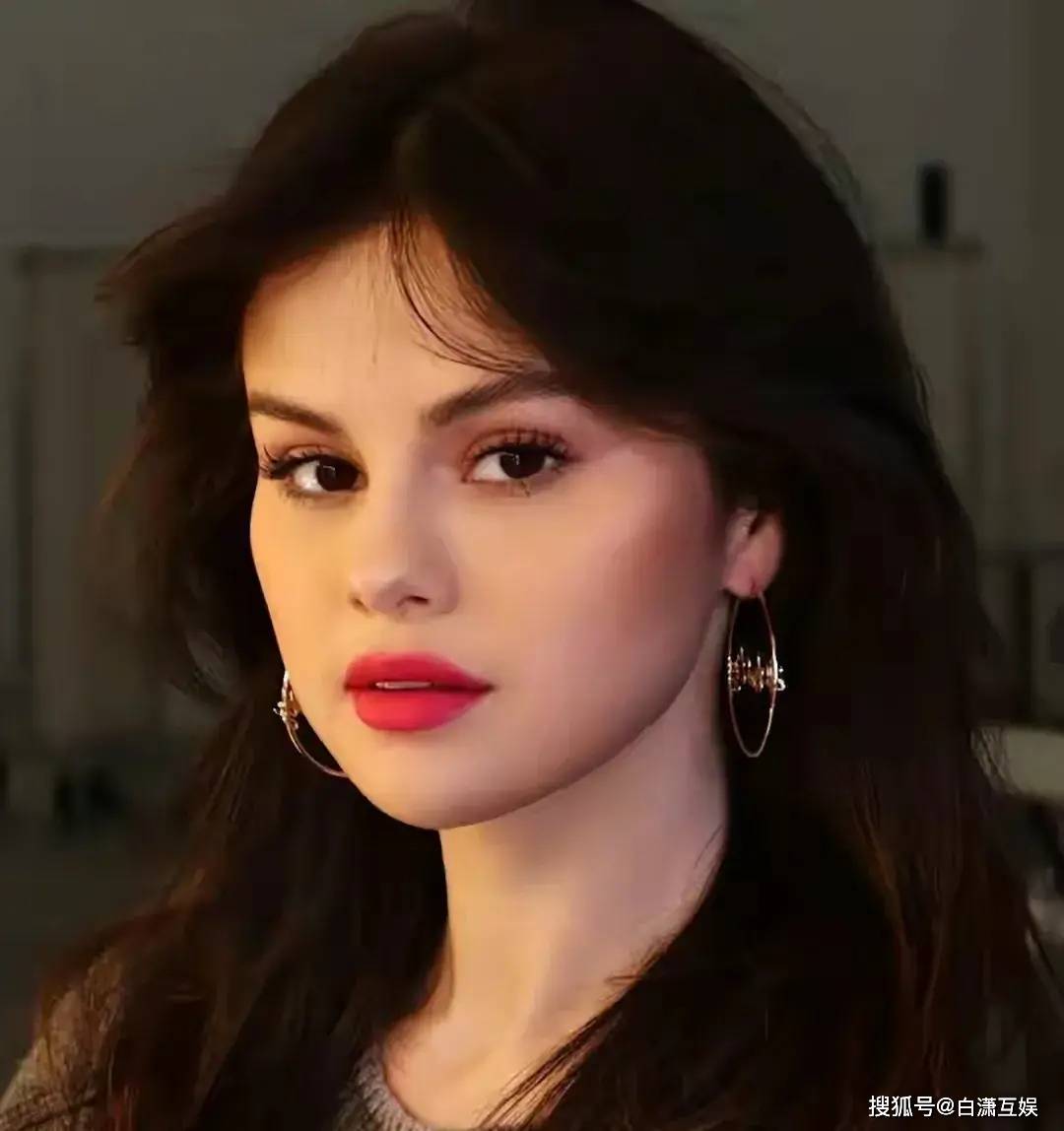 赛琳娜戈梅兹晒出浴性感照不慎露点走光火速删除