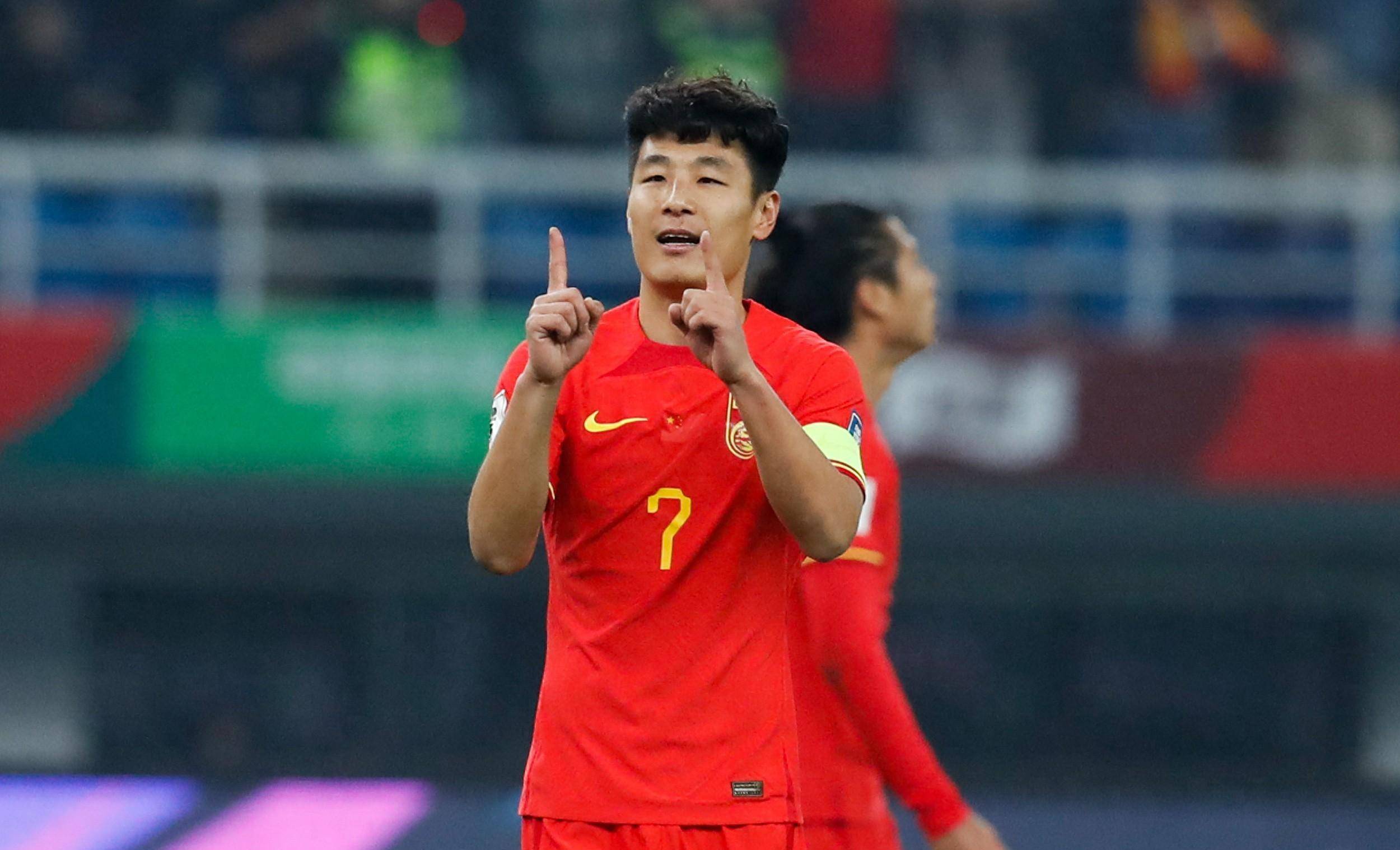 詹俊:国足无人能踢单后腰,武磊停赛要看艾克森或阿兰状态