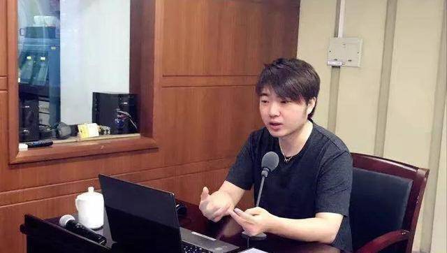 《王牌对王牌》总导演,被批抄袭,蹭热度,网友:丢人丢到了国外_吴彤