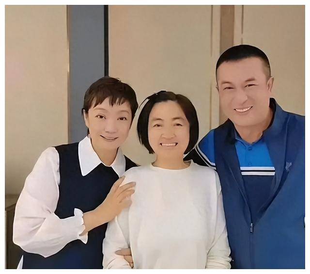 张嘉译夫妻甜蜜亮相笑得合不拢嘴王海燕秀发稀疏如姐姐