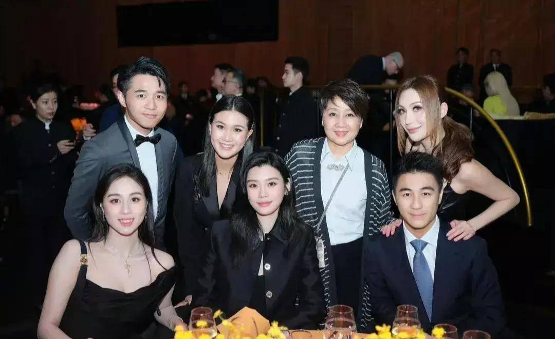 何超盈罕晒夫妻合影穿改良旗袍身姿曼妙小8岁学霸老公超帅气