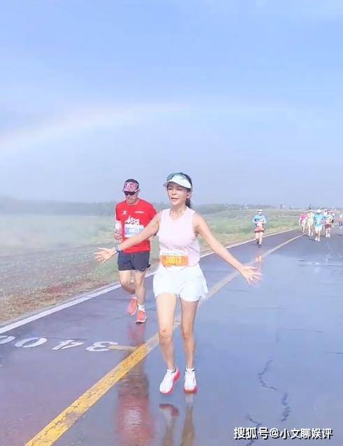 原创朱迅参加无锡马拉松全程带伤跑完42公里50岁穿超短裙很美丽