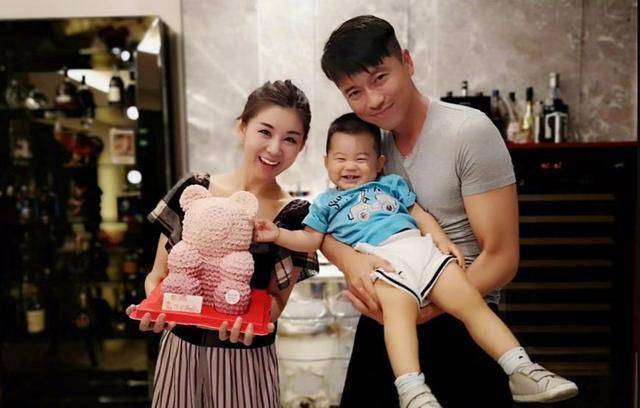 李小萌晒全家照,丈夫宠爱有加秀甜蜜,孩子优秀活泼帅气_王雷_电视剧